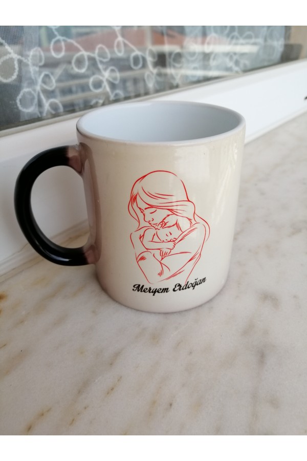 İsme Özel Anne Bebek Figürlü Sihirli Kupa Bardak Baskı