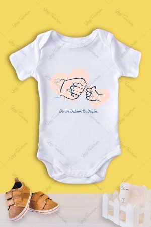 Baba Bebek Kalp Yumruk Temalı Bebek Zıbını Baba Bebek Kalp Yumruk Temalı Bebek Zıbını