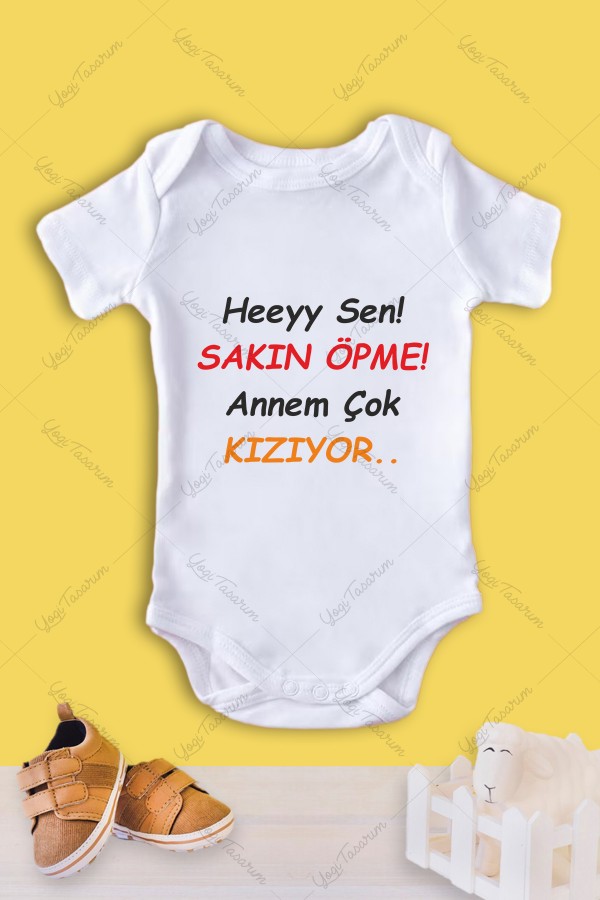 Hey sen sakın öpme annem kızıyo yazılı bebek zıbını