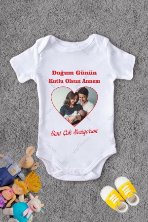 Kalp Resimli Doğum Günün Kutlu Olsun Annem Temalı Bebek Zıbını Kalp Resimli Doğum Günün Kutlu Olsun Annem Temalı Bebek Zıbını